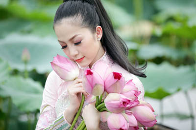Linh Nga duyên dáng bên sen hồng